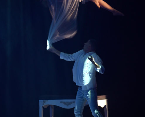 Gianfranco - Double Lévitation Illusion Swiss Magician Illusionnist